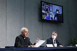 Being a catechist is a vocation, Pope Francis says in establishing formal ministry