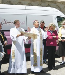 Knights of Columbus donate ultrasound machine to help save unborn lives in Utah