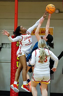 Bulldogs basketball goes undefeated 