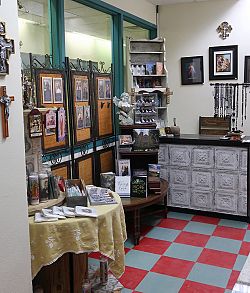 Nueva tienda religiosa opera en la Catedral de la Magdalena
