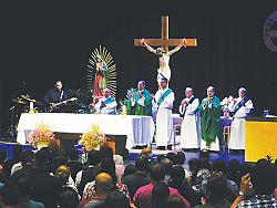 Cientos se re&uacute;nen en Congreso Carism&aacute;tico
