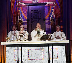 Thousands attend Mass at Eucharistic Rally 