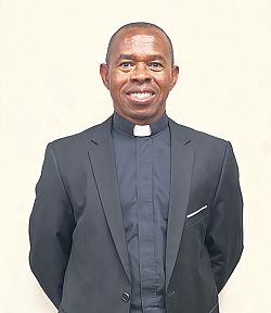 Llega sacerdote a Utah para servir en los Hospitales Holy Cross 
