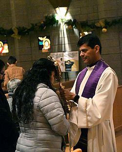 Dan la bienvenida a la reliquia de San Carlo Acutis  

