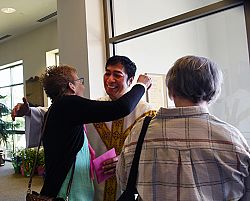 El retraso en su visa ocasiona que sacerdote se vea forzado a regresar a las Filipinas
