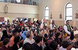 La celebraci&oacute;n de las Confirmaciones muestra la diversidad cultural de la parroquia