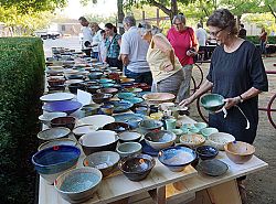 Participantes dicen que �Empty Bowls� es una manera de dar lo recibido 
