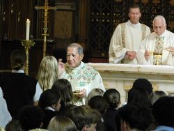 Bishop Solis celebrates eighth-grade Mass