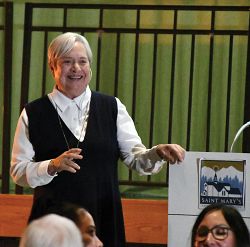 �Todos los d&iacute;as hagan la diferencia,� dice la Hna. Norma Pimentel durante un evento de los Ministerios de la Santa Cruz
