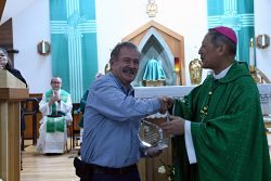 Feligr&eacute;s de la misi&oacute;n Holy Spirit recibe el Premio 2024 Catholics Can