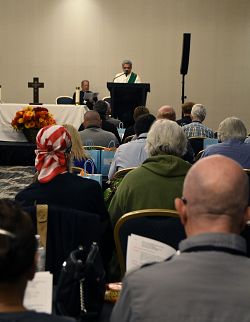 Los di&aacute;conos se re&uacute;nen para su retiro anual 