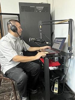 Comienzan a transmitir Misa dominical en espa�ol por el radio, sacerdote ofrece un nuevo programa radiof&oacute;nico