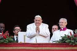 In Christmas message, Pope Francis urges war-torn world to walk through door of peace