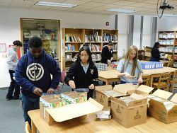 Estudiantes de octavo grado realizan Proyecto de servicio durante la Semana de Escuelas Cat&oacute;licas
