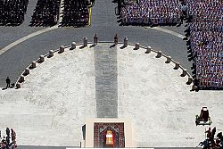 Poor and powerful pray for eternal repose of a pope �with an open heart�