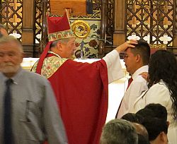 N&uacute;mero r&eacute;cord de adultos reciben el Sacramento de la Confirmaci&oacute;n
