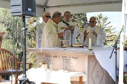 El Obispo Solis honra a los h&eacute;roes ca&iacute;dos durante la Misa del �Memorial Day�